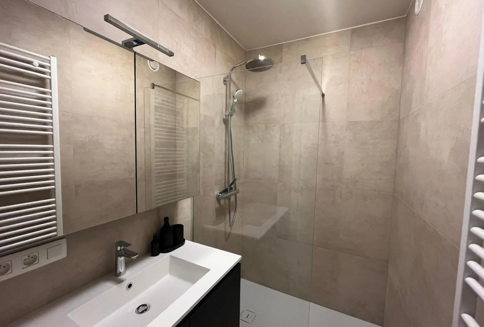 Spacious Newly Built Apartment With Two Bedrooms And A Large Terrace T12 오스텐드